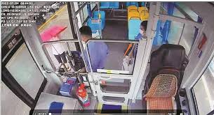 公交车上男友不老实行为引关注