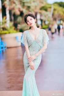 古力娜扎白皙嫩肤亮相，透视装展现粉嫩魅力